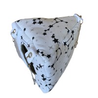 Трикутний будиночок для гризунів з принтом Сузірʼя(16x18x18 см.)